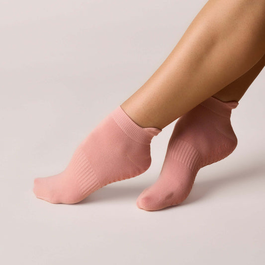 ÔWEAR Low Rise Pilates Grip Socks in Rose